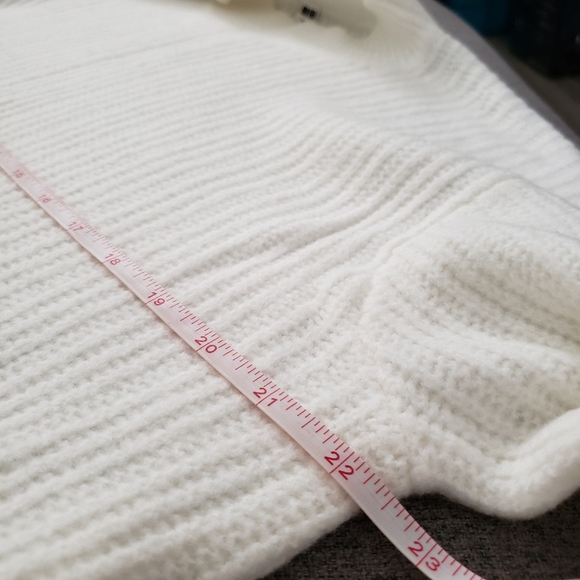 Uniqlo Size M White Mockneck Sweater - Picture 5 of 7